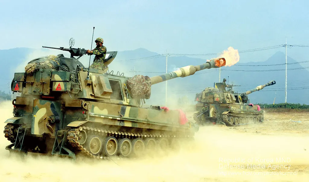 1024px K55 self-propelled howitzer firing