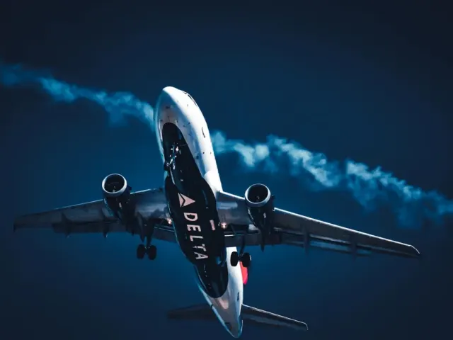 ロングビーチ空港の謎の黒いジェット機、その正体が判明