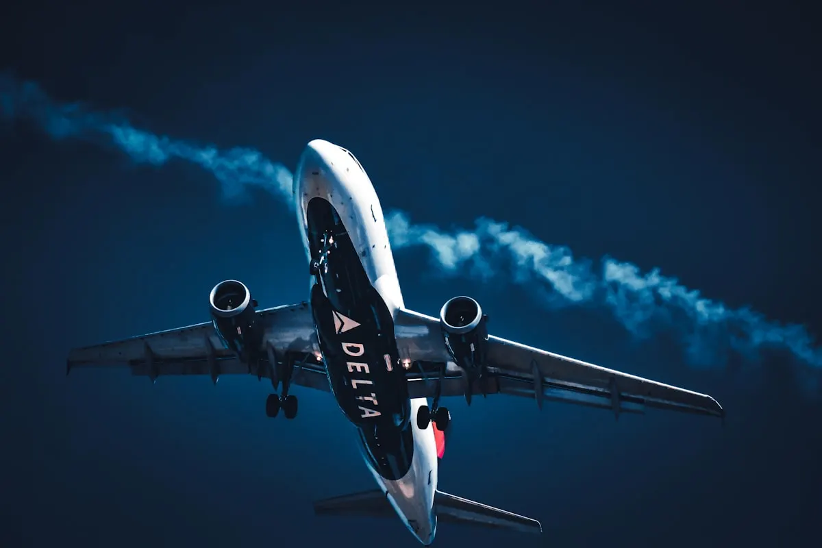 ロングビーチ空港の謎の黒いジェット機、その正体が判明