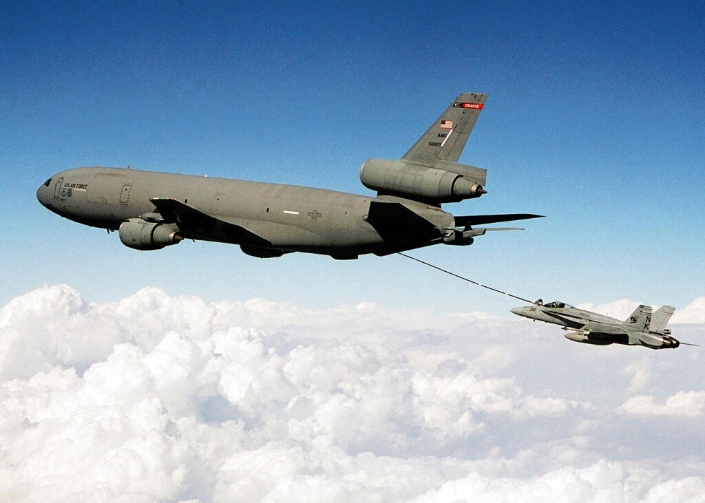 미 공군 KC-10 익스텐더가 비행 중 전투기에 공중급유를 하는 모습