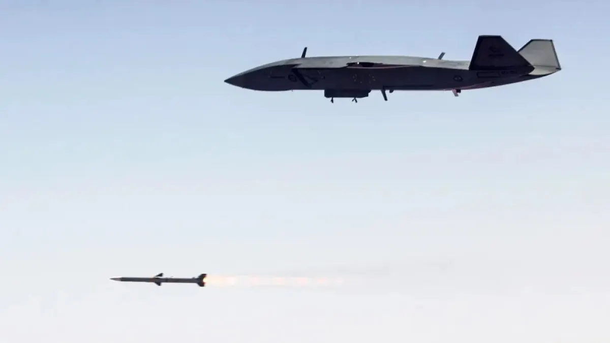 호주 우메라 시험장에서 비행 중인 보잉 MQ-28 고스트 배트 무인전투기