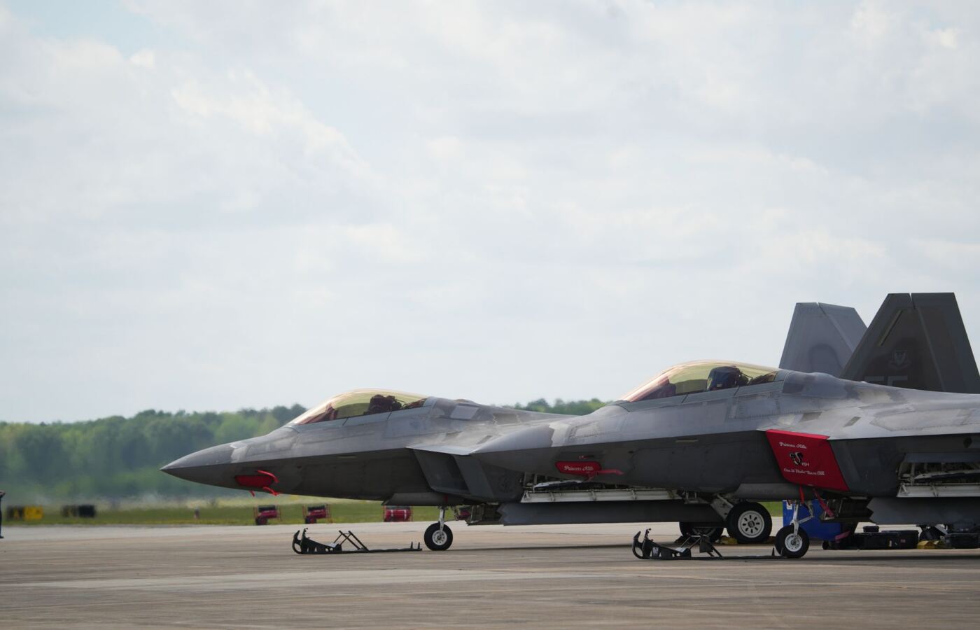 F-22 전투기와 무인기가 함께 비행하는 모습