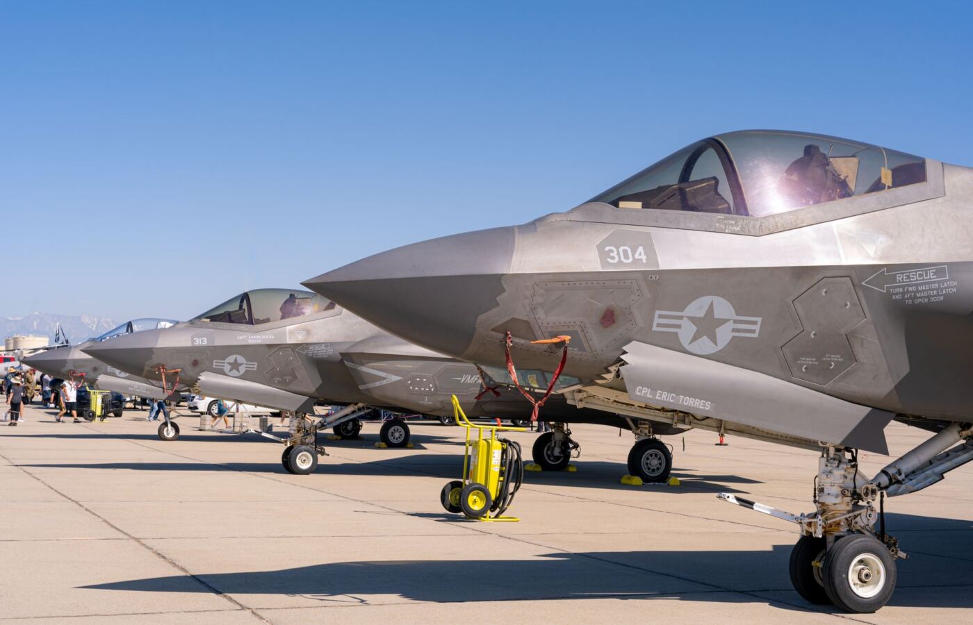 활주로에서 이륙하는 F-35 스텔스 전투기